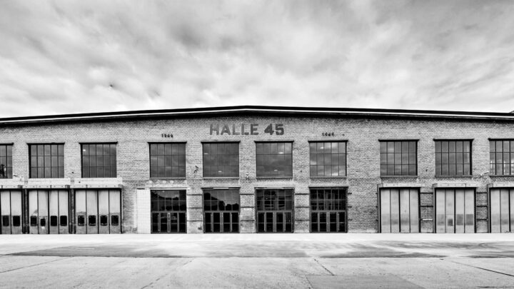 HALLE 45 Front s/w